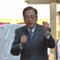 街頭演説する中道改革連合の斉藤鉄夫共同代表＝横浜市鶴見区のJR鶴見駅前で2026年1月31日午後2時40分、野間口陽撮影