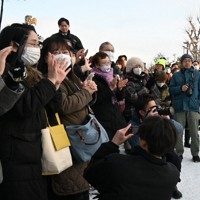 道4区の立候補者の街頭演説に集まった人たち＝石狩市で2026年1月29日午後3時31分、森原彩子撮影