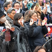 衆院選が公示され、候補者の街頭演説に拍手する支持者ら＝福岡市中央区で2026年1月27日、野田武撮影