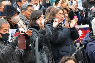 衆院選が公示され、候補者の街頭演説に拍手する支持者ら＝福岡市中央区で2026年1月27日、野田武撮影