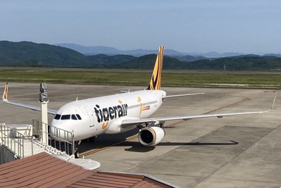 タイガーエア台湾の航空機＝岡山市の岡山空港で2024年5月25日、林哲平撮影