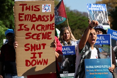 イスラエル大使館の前で抗議活動をする活動家ら＝南アフリカの首都プレトリアで2025年10月3日、ロイター