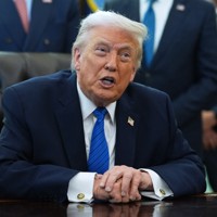米ホワイトハウスの執務室で発言するトランプ大統領＝2026年1月30日、AP