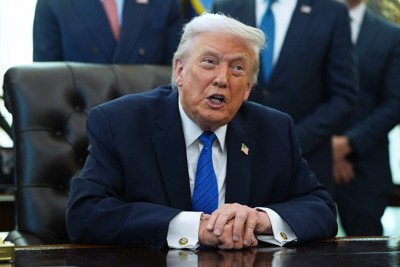 米ホワイトハウスの執務室で発言するトランプ大統領＝2026年1月30日、AP