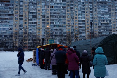 停電が続く中、炊き出しの列に並ぶ人たち＝キーウで2026年1月30日、ロイター