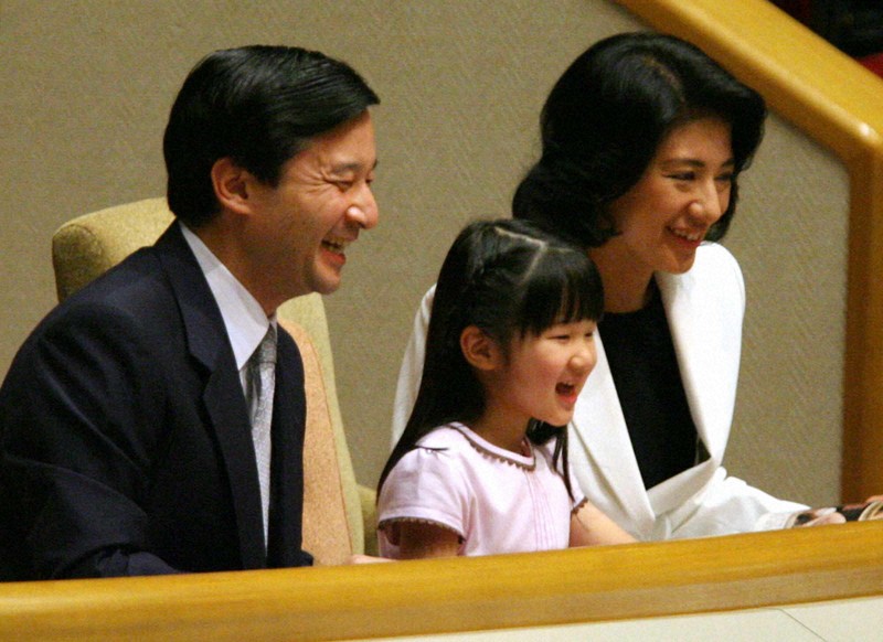 天皇ご一家6年ぶりの大相撲観戦　皇室と国技、賜杯を巡る逸話も