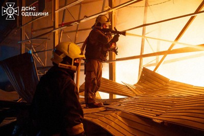 ロシアの攻撃で炎上する建物＝ウクライナ南部オデーサで2026年1月29日（ウクライナ非常事態庁提供・AP）