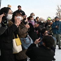 道4区の立候補者の街頭演説に集まった人たち＝石狩市で2026年1月29日午後3時31分、森原彩子撮影