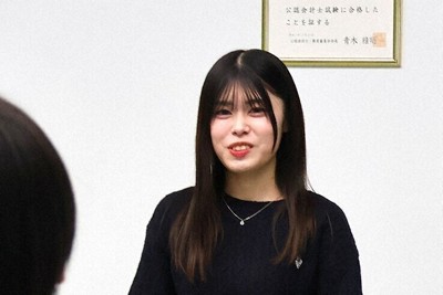 母校を訪れて後輩たちに公認会計士試験の合格を報告する矢野優羽さん＝桜井市河西の県立商高で2026年1月23日、望月靖祥撮影