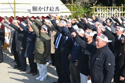 候補者の出陣式でガンバロー三唱をする支持者ら＝宮崎県日向市で2026年1月27日午前9時29分、下薗和仁撮影