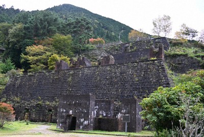 「東洋のマチュピチュ」に例えられる別子銅山の貯鉱庫跡と選鉱場跡＝新居浜市のマイントピア別子東平ゾーンで