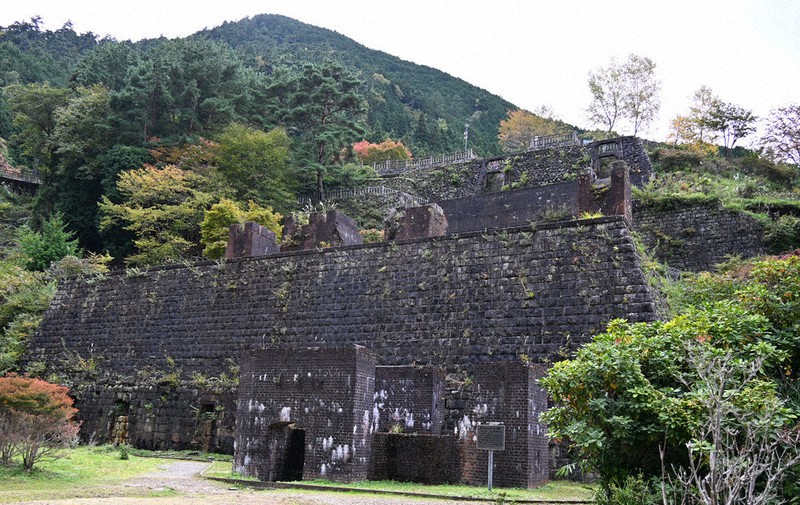 「東洋のマチュピチュ」に例えられる別子銅山の貯鉱庫跡と選鉱場跡＝新居浜市のマイントピア別子東平ゾーンで