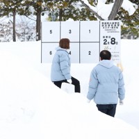 雪の中に設置された選挙ポスター掲示板＝青森県弘前市で2026年1月27日午前10時17分、後藤由耶撮影