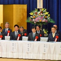 福岡県築上町の町制施行20周年記念式典の来賓席。維新前職の村上智信氏（前列右から3人目）や自民元職の武田良太氏（後列左から2人目）が出席した＝築上町で2026年1月12日（町役場提供）