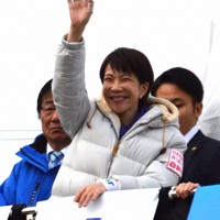 街頭演説する高市早苗首相。右手の指はテーピングされていた＝岐阜県可児市で2026年2月1日午後1時38分、安達一正撮影
