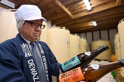 中国に輸出していた日本酒を手にする出羽桜酒造の仲野益美社長＝山形県天童市で2026年1月29日、竹内幹撮影