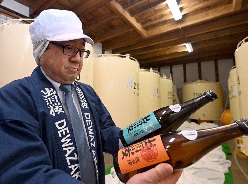 中国に輸出していた日本酒を手にする出羽桜酒造の仲野益美社長＝山形県天童市で2026年1月29日、竹内幹撮影