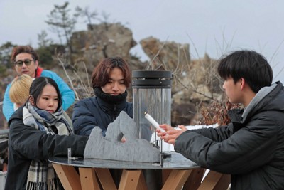 能登「希望の灯り」は神戸から来たボランティアらの手によって点灯された＝石川県輪島市で2026年2月1日午後3時28分、岩本一希撮影