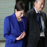 首相官邸に入る際、右手を気にする様子の高市早苗首相＝2026年1月31日午後6時21分、後藤由耶撮影