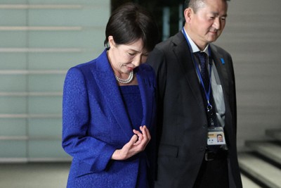 首相官邸に入る際、右手を気にする様子の高市早苗首相＝2026年1月31日午後6時21分、後藤由耶撮影