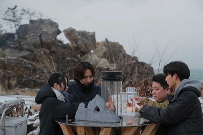 神戸から分灯された能登「希望の灯り」は名勝地「窓岩」が見える曽々木海岸近くに設置され、点灯式があった＝石川県輪島市で2026年2月1日午後3時46分、岩本一希撮影