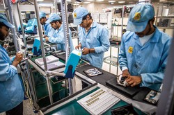 インド北部ノイダのスマートフォン製造工場。スマートフォンの製造拠点としてインドの存在感が高まっている＝Bloomberg