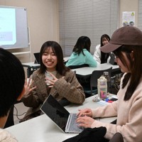 政治や選挙について討論する大学生たち＝長崎市で2026年2月1日午後2時16分、尾形有菜撮影