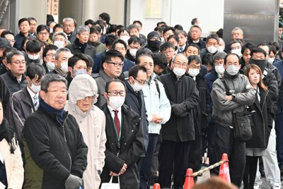 立候補者の演説に耳を傾ける支援者ら＝和歌山市で2026年1月27日午前8時54分、藤木俊治撮影