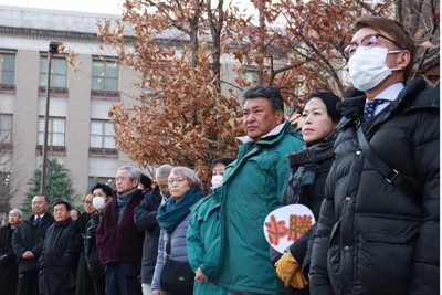 候補者の演説を聴く支持者ら＝大津市で2026年1月27日午前9時6分、岸桂子撮影