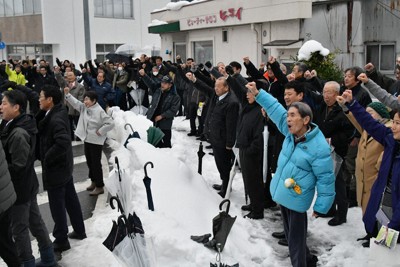歩道や屋根に雪が残る街頭で気勢を上げる候補者の支持者ら＝豊岡市で2026年1月27日午後3時26分、浜本年弘撮影