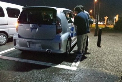 道の駅で車上生活者と思われる人に声を掛けるNPO法人「POPOLO（ポポロ）」のスタッフ＝ポポロ提供（画像の一部を加工しています）