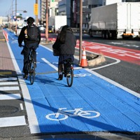 自転車専用レーンを走る自転車＝佐藤賢二郎撮影