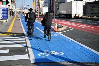 自転車専用レーンを走る自転車＝佐藤賢二郎撮影