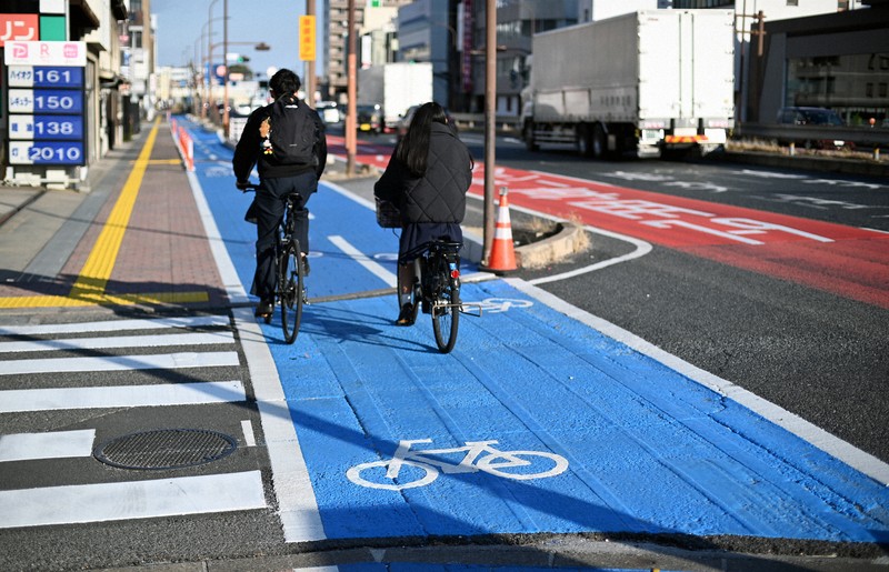 自転車専用レーンを走る自転車＝佐藤賢二郎撮影