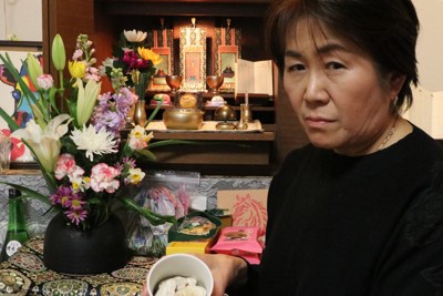 白い貝殻を納めた骨つぼを手にする池田ちひろさん。祖父の遺骨を納められる日を心待ちにしている＝山口市で2026年1月20日、綿貫洋撮影