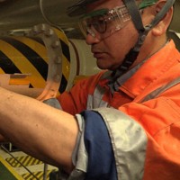 引き上げられた泥水をボトルに詰める様子＝SIP/海洋研究開発機構提供