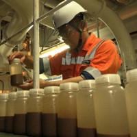 ボトルに詰められたレアアースを含むとみられる泥水＝SIP/海洋研究開発機構提供