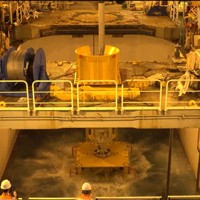 地球深部探査船「ちきゅう」から採鉱機を降下する様子＝2026年1月18日撮影（SIP/海洋研究開発機構提供）