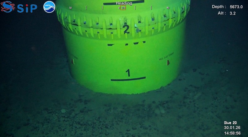 南鳥島沖の深海底で採鉱機を海底に突き刺す様子＝2026年1月30日撮影（SIP/海洋研究開発機構提供）