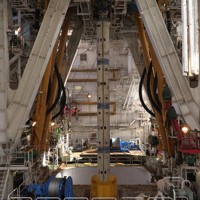 地球深部探査船「ちきゅう」から揚泥管を降下する様子＝SIP/海洋研究開発機構提供
