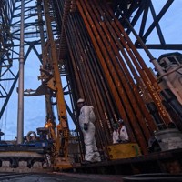 地球深部探査船「ちきゅう」から揚泥管を降下する様子＝SIP/海洋研究開発機構提供