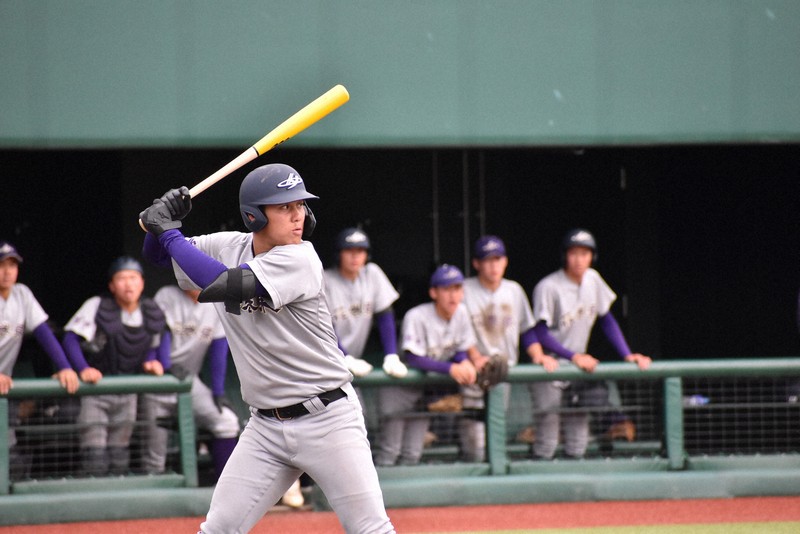 Hanamaki Higashi's Fumiya Akama stands at bat during the semifinals of the Tohoku Regional Tournament at Kitagin Ball Park in Morioka City, October 14, 2025, 2:23 p.m. (Photo by Ayano Tanaka)