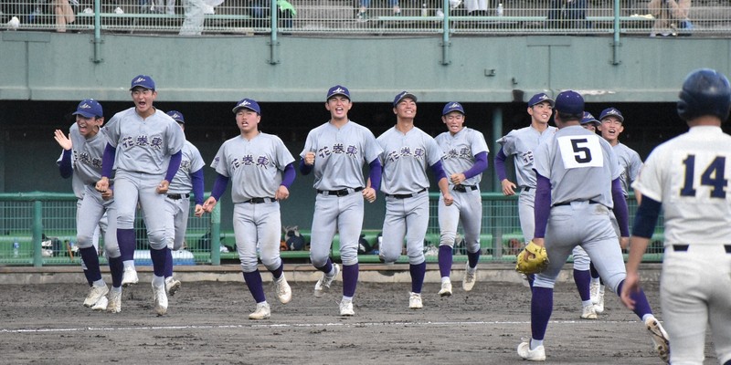 Hanamaki Higashi players rush off the bench after winning the Tohoku Regional Tournament at Hanamaki Stadium in Hanamaki City, Iwate Prefecture, October 17, 2025, 12:56 p.m. (Photo by Ayano Tanaka)