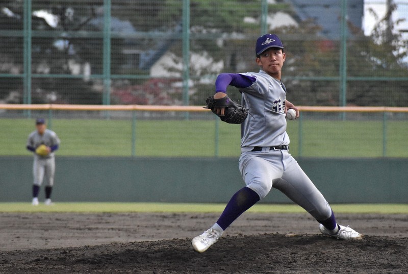 Kenshin Mantani of Hanamaki East pitches hard in the Tohoku Regional Tournament finals at Hanamaki Stadium in Hanamaki City, Iwate Prefecture, 11:46 a.m. on October 17, 2025. Photo by Ayano Tanaka