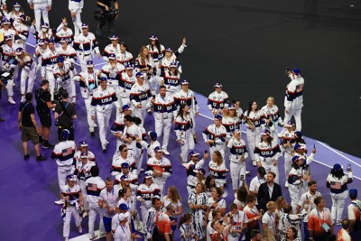 パリ五輪の閉会式で入場する米国選手団＝サンドニで2024年8月11日午後9時44分（代表撮影）