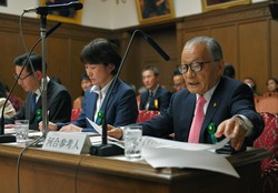 参院の財政金融委員会で、行員処分資料が提出された事実はないと主張するスルガ銀行不正融資被害弁護団の河合弘之共同団長（右）。左端は加藤広亮・同行社長＝国会内で2026年1月22日午後1時37分、手塚耕一郎撮影
