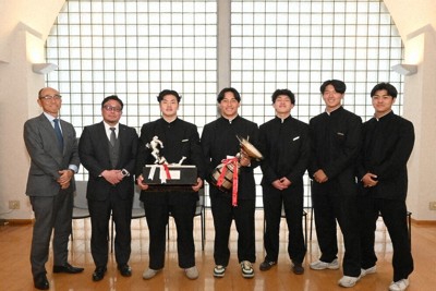 毎日新聞京都支局を訪問した関崎大輔監督（左から2番目）、笹岡空翔前主将（中央）ら＝京都市上京区で、資野亮太撮影