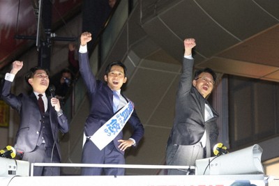 衆院選が1月27日に公示され、東京都八王子市で支持を訴える中道の細貝悠氏（中央）と公明党の西田実仁幹事長（右）＝滝川大貴撮影