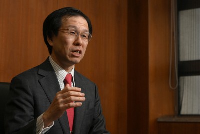 質問に答える慶応大の土居丈朗教授＝東京都港区で2026年1月26日、内藤絵美撮影