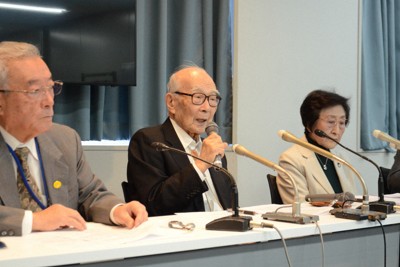 アンケート結果について記者会見する日本被団協の田中熙巳代表委員（中央）ら＝東京都内で2026年2月3日午前10時57分、宮城裕也撮影